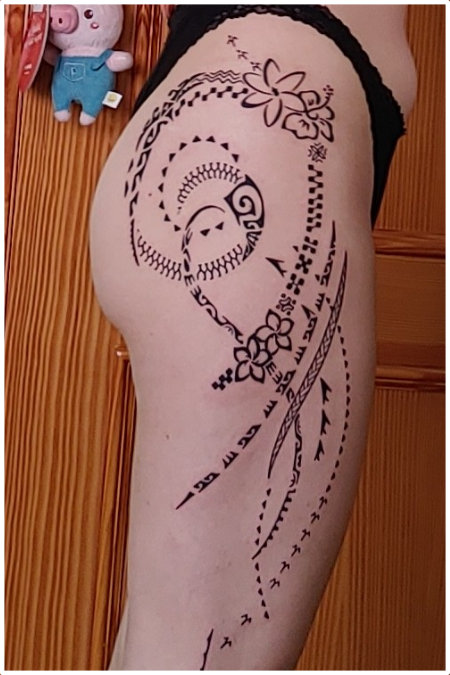 Ori Tahiti feminine leg tattoo